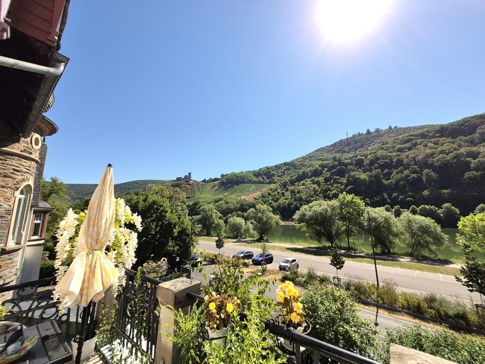 Blick vom Balkon Richtung Burg und Mosel
