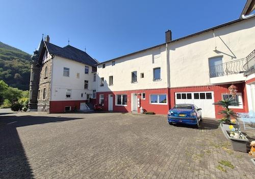  gepflasterter Innenhof