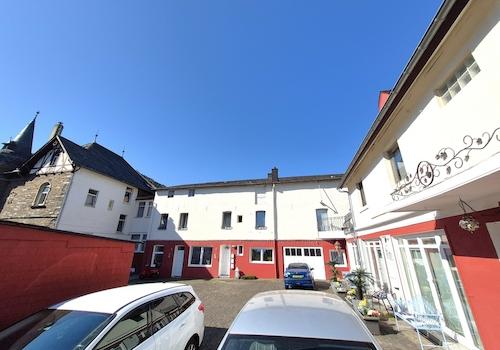 Innenhof und Stellplätze (rechts "Hinterhaus", gerade aus "Nebengebäude")