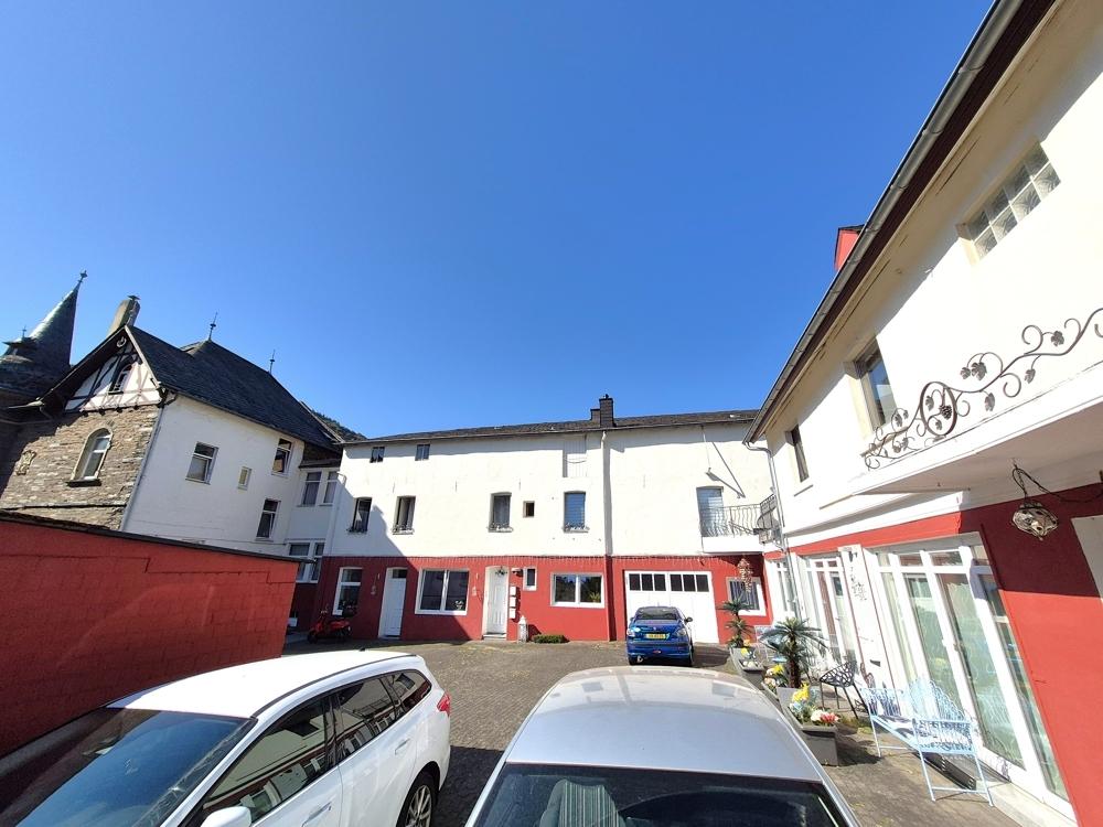 Innenhof und Stellplätze (rechts "Hinterhaus", gerade aus "Nebengebäude")