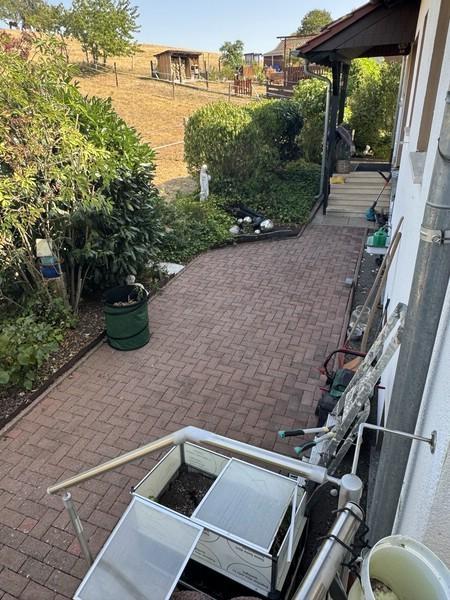 6 Hof hinter dem Haus mit Haupteingang