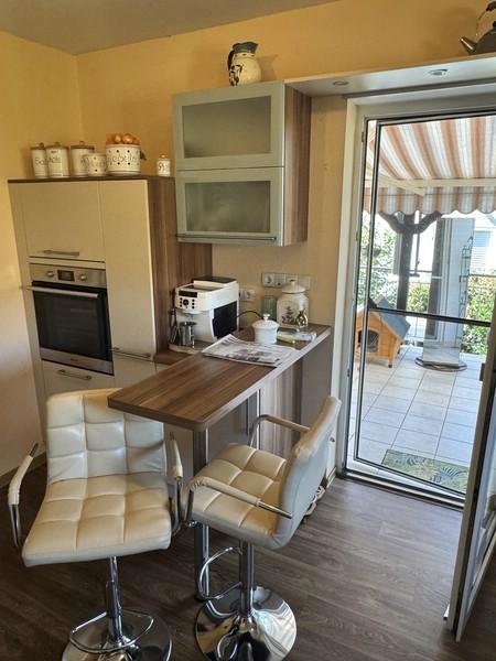 7 Teil der Küche mit Zugang zur überdachten Terrasse