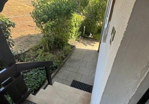 19 Haupteingang hinter dem Haus