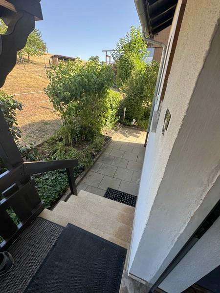 19 Haupteingang hinter dem Haus