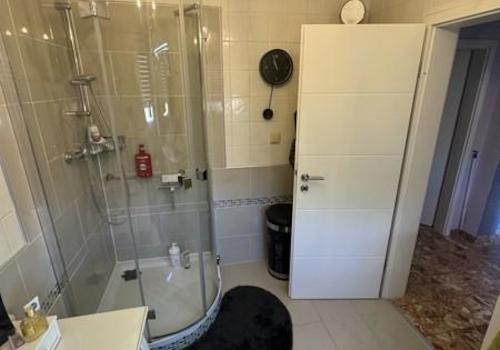23 Dusche im Bad