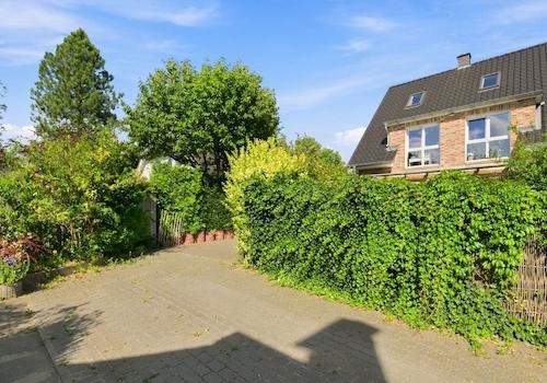 Zufahrt u. Stellplatzanlage vom Haus