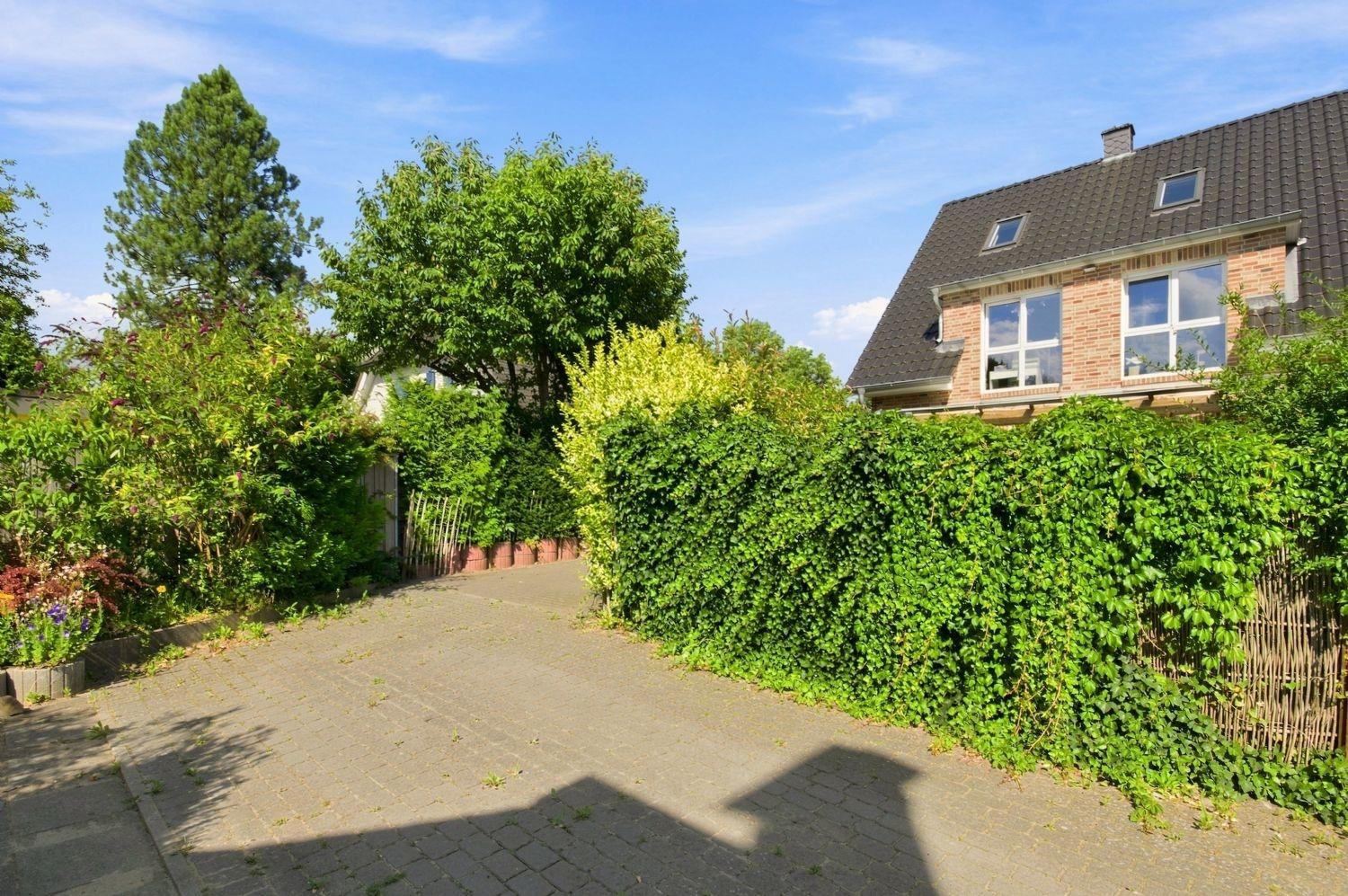 Zufahrt u. Stellplatzanlage vom Haus