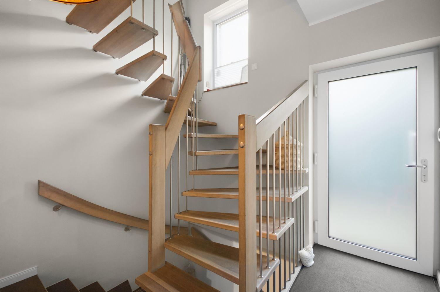 Diele mit Treppe zum OG