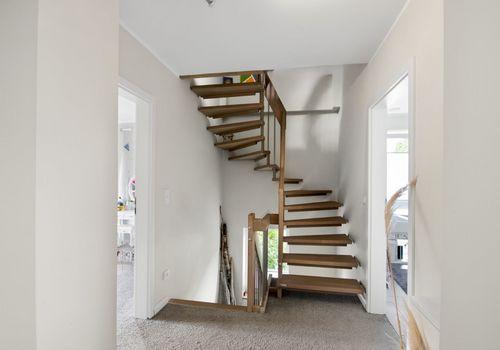 Flur im OG mit Treppe zum DG