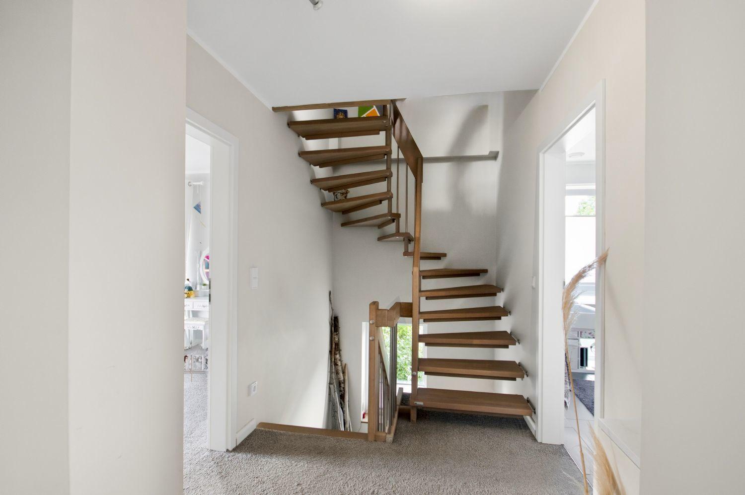 Flur im OG mit Treppe zum DG