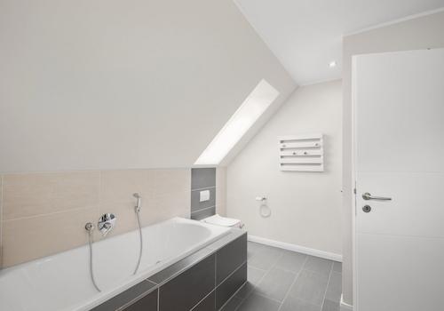 Vollbad mit Wanne im OG