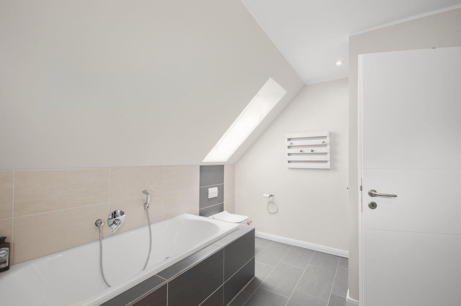 Vollbad mit Wanne im OG