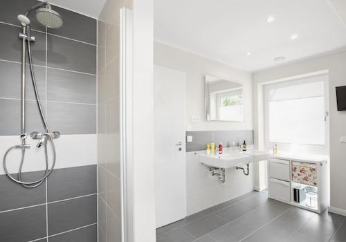 Vollbad mit Dusche im OG
