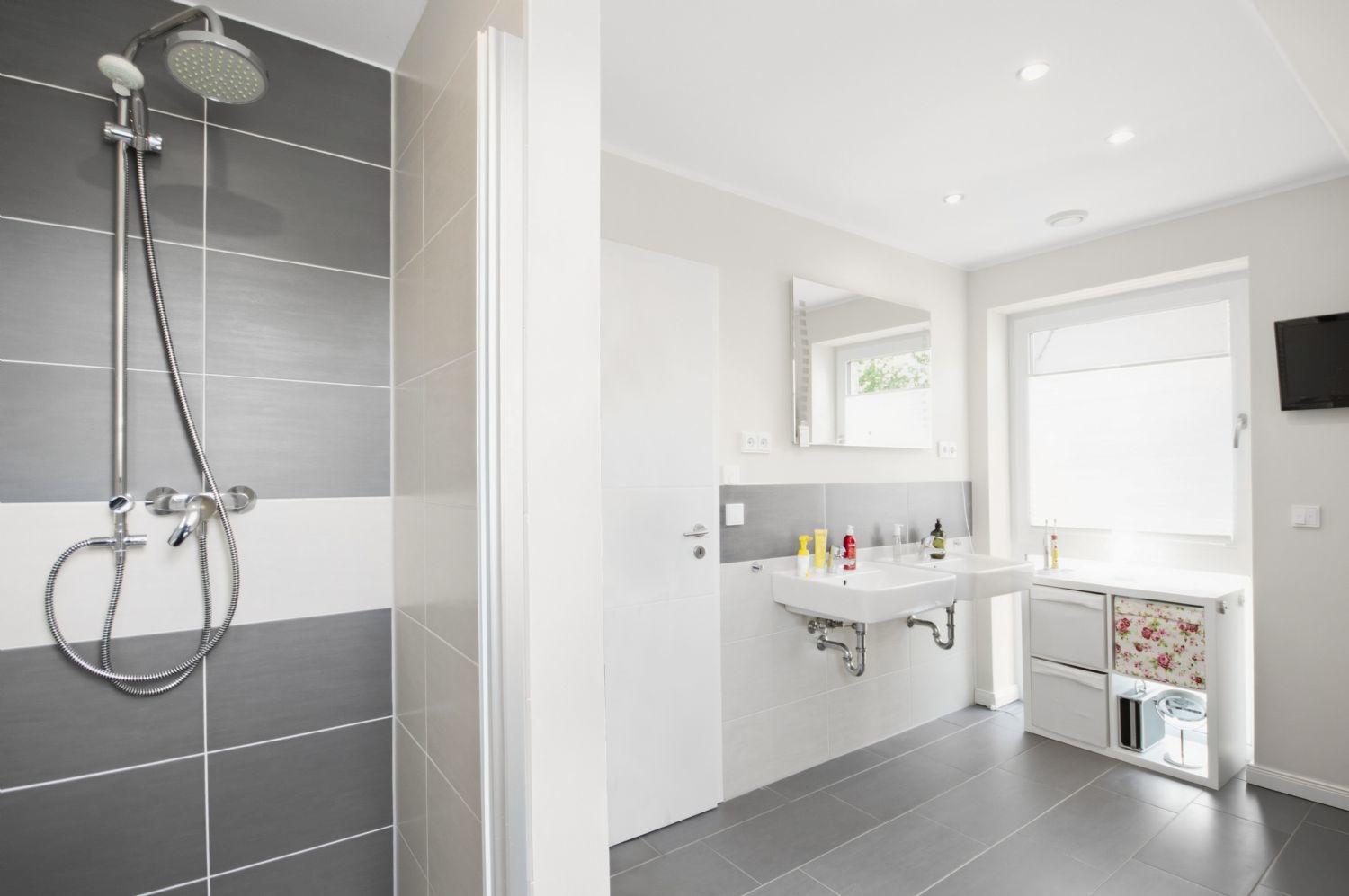 Vollbad mit Dusche im OG