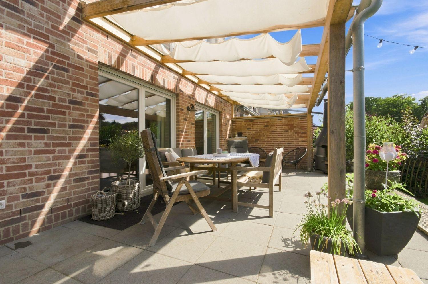 Sonnen- und wettergeschütze Terrasse