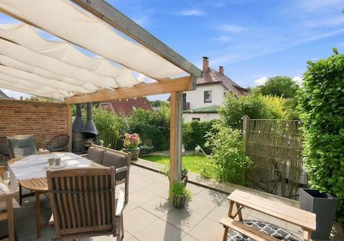 Überdachte Terrasse mit Gartenblick