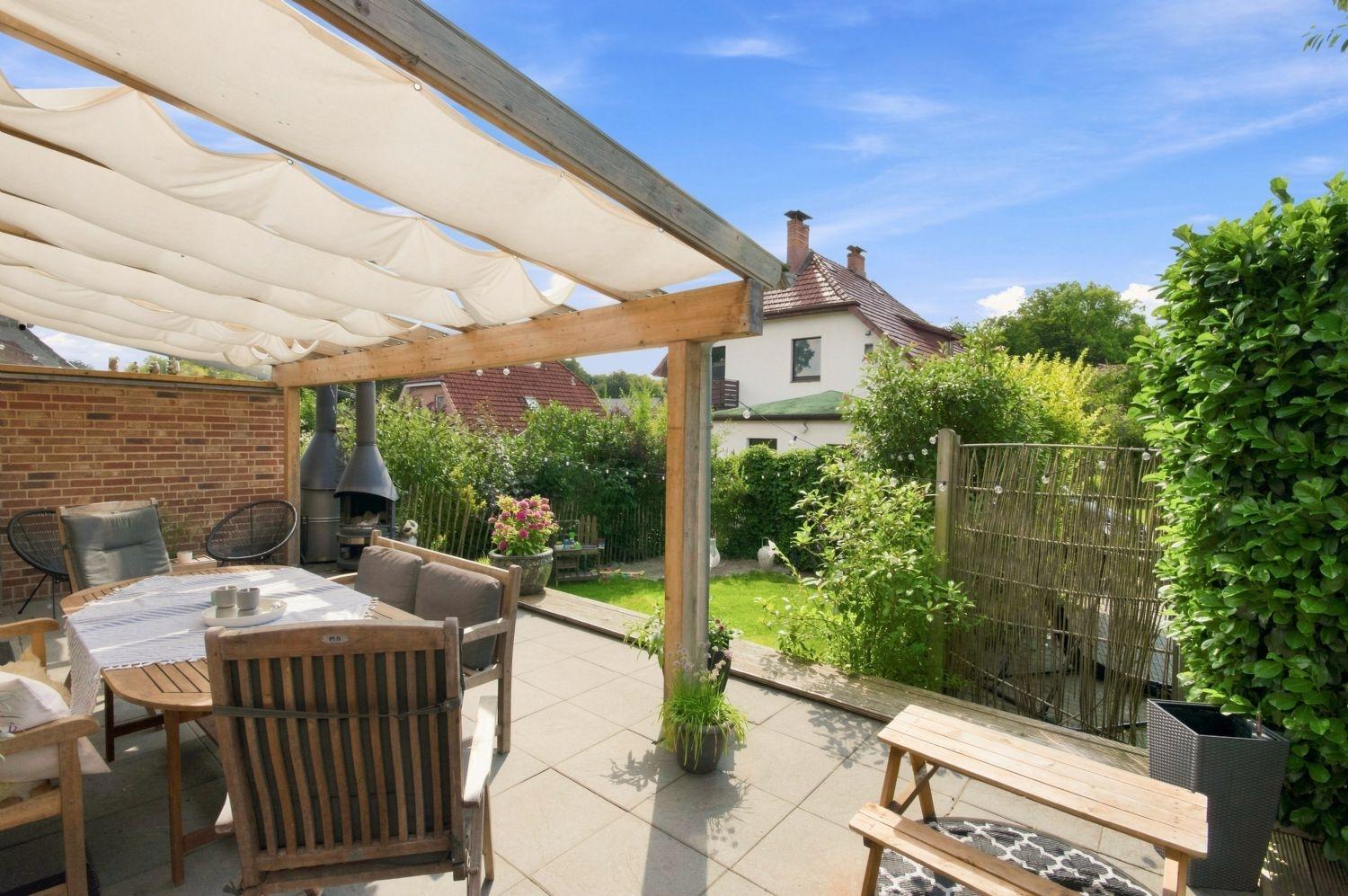 Überdachte Terrasse mit Gartenblick