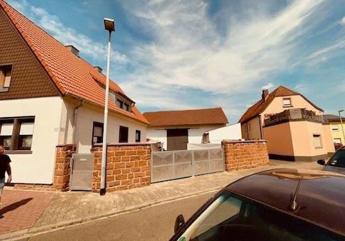 Ansicht STraße mit Einfahrt