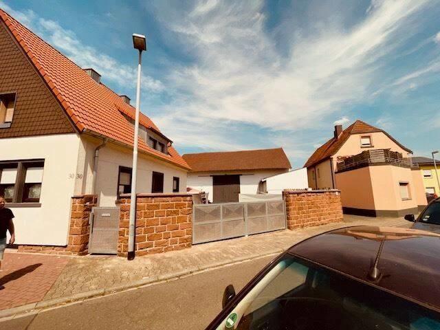 Ansicht STraße mit Einfahrt