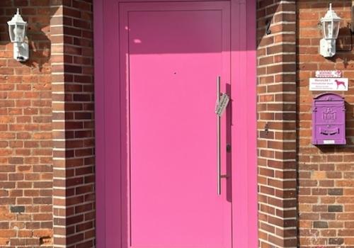 einziges Haus mit rosa Tür im Ort