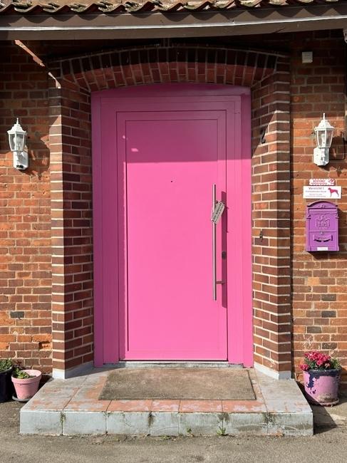 einziges Haus mit rosa Tür im Ort