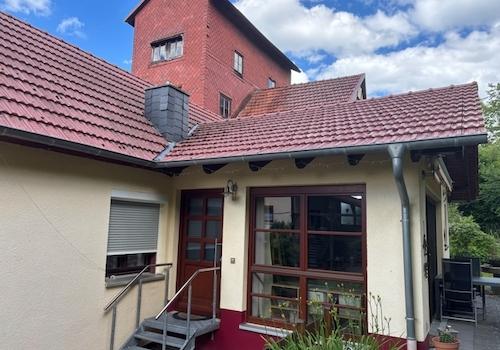 Zugang zu einer Wohneinheit mit Terrasse