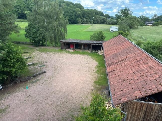 Unterstände erweiterter Hofbereich