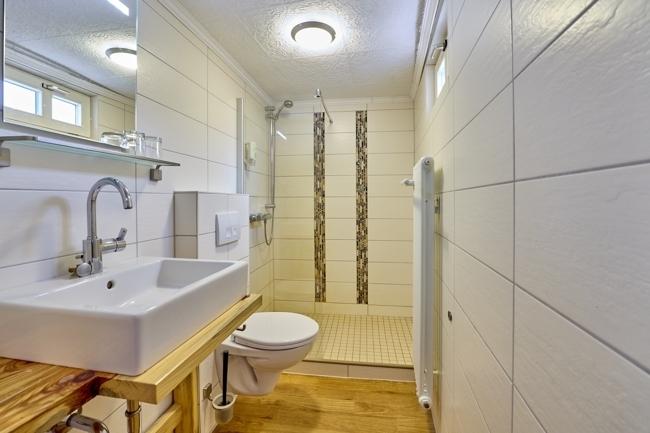 eines der Gästezimmer-Bäder 