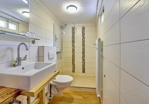 eines der Gästezimmer-Bäder 