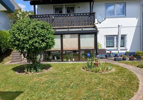 Südeite mit gepflegtem Garten