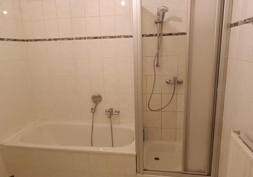 Bad (Wanne und Dusche)