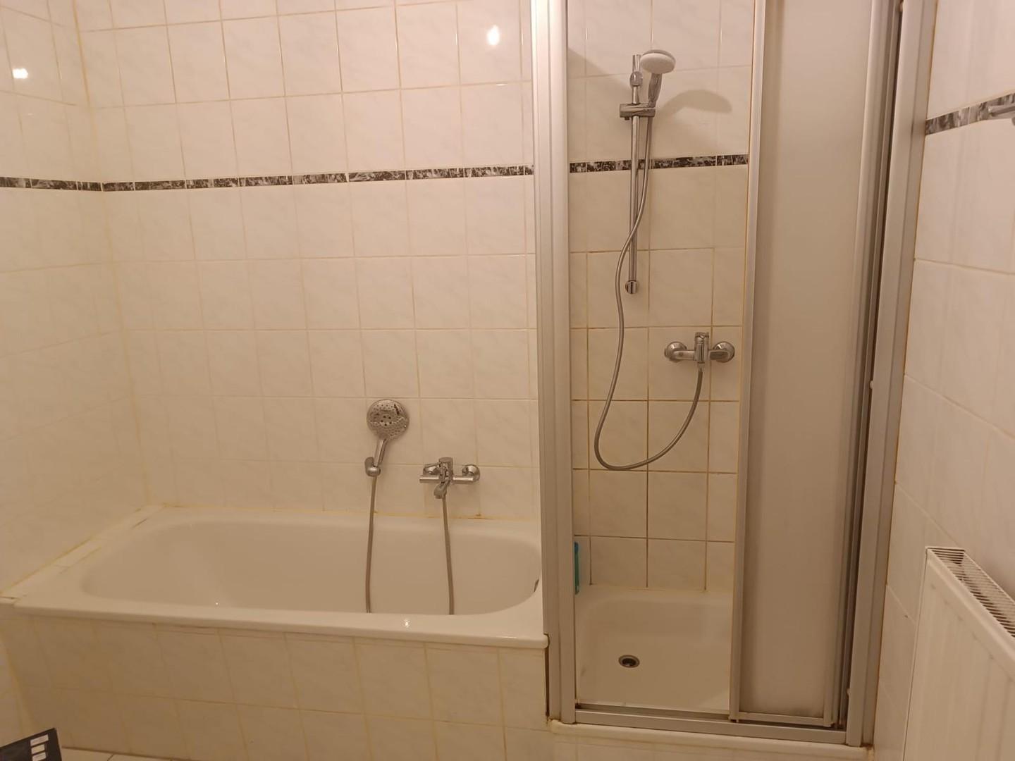 Bad (Wanne und Dusche)