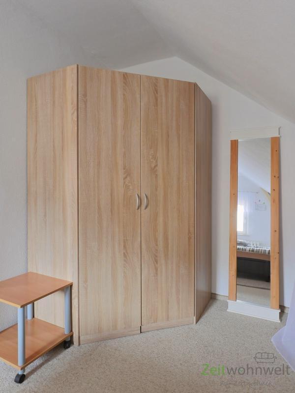 Kleiderschrank und Spiegel