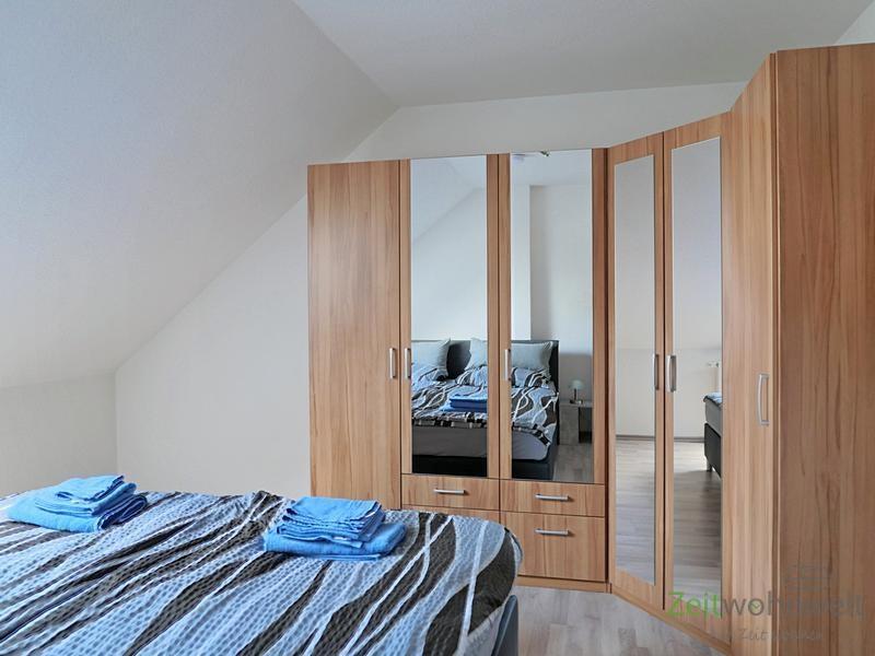 großer Kleiderschrank