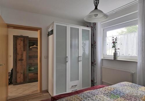 Kleiderschrank im Schlafzimmer