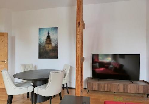 Esstisch und TV