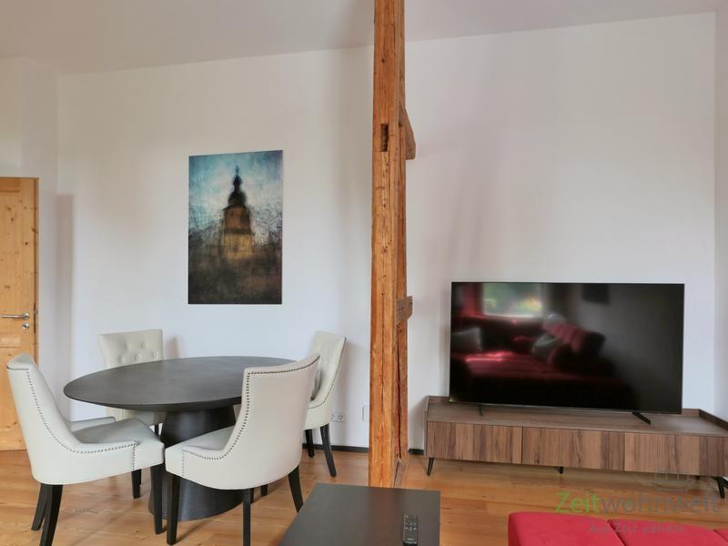 Esstisch und TV
