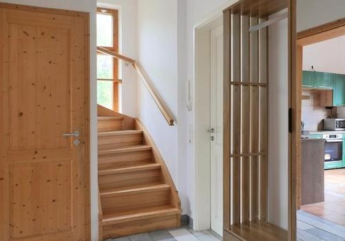 Gäste-WC, Innentreppe und Garderobe