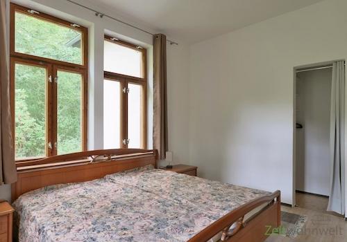 begehbarer Kleiderschrank (rechts)