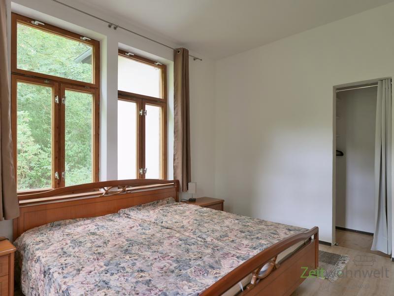 begehbarer Kleiderschrank (rechts)