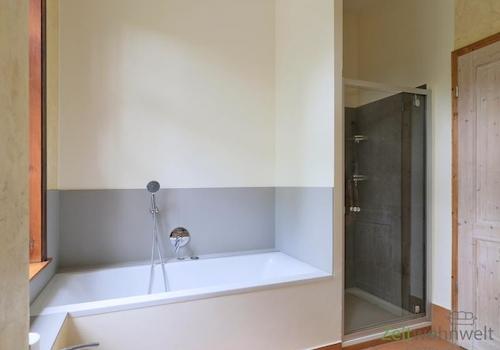 Dusche und Wanne
