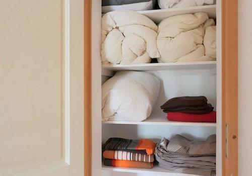 Blick in den Wäsche-Wandschrank