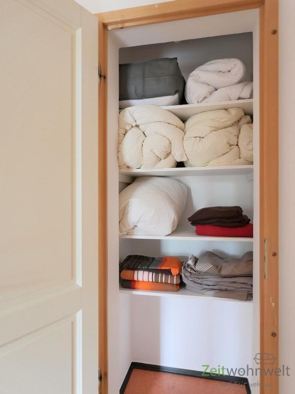 Blick in den Wäsche-Wandschrank