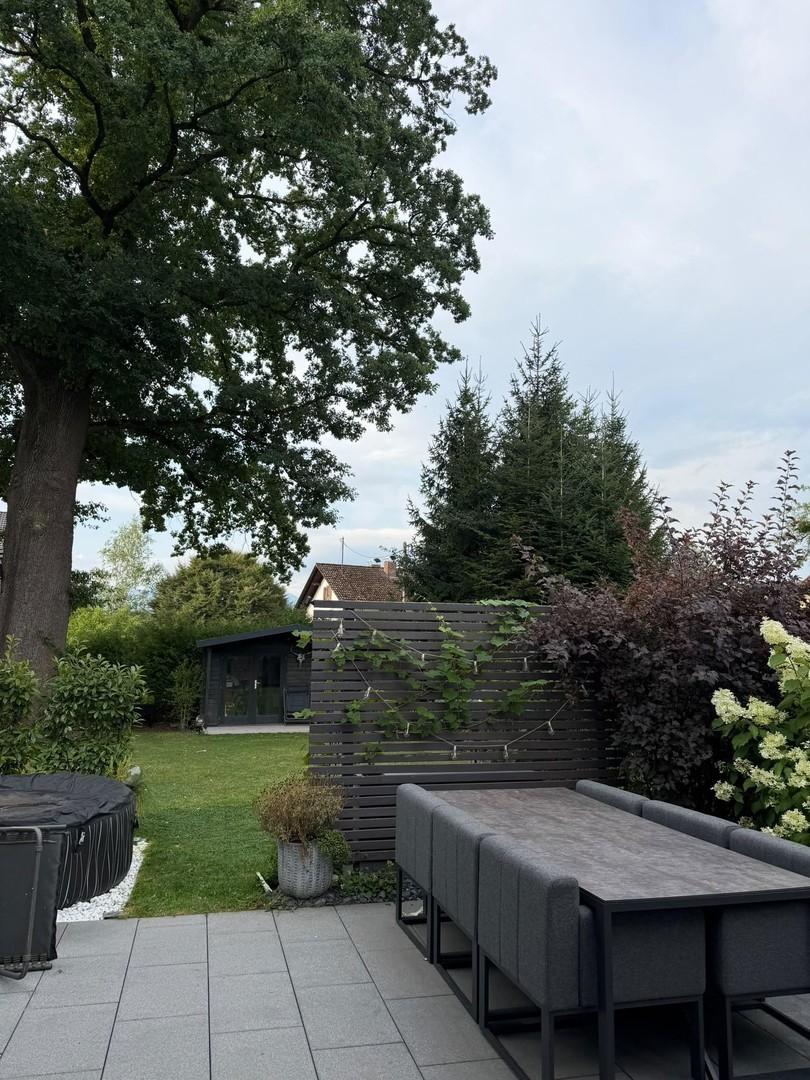 großer eingewachsener Garten