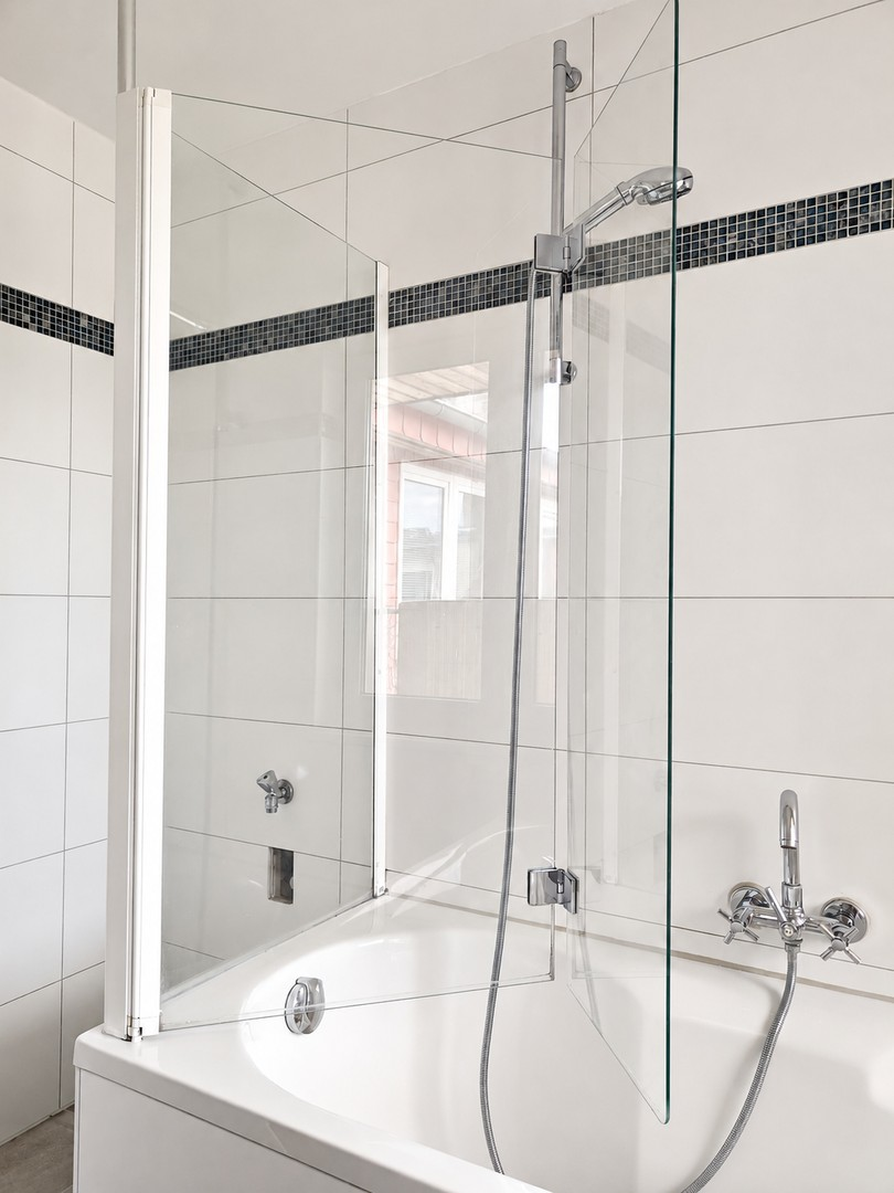 Badewanne mit Duschglas