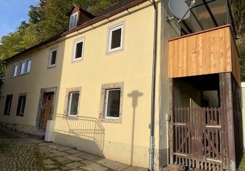 Ansicht Haus mit überd. Balkon