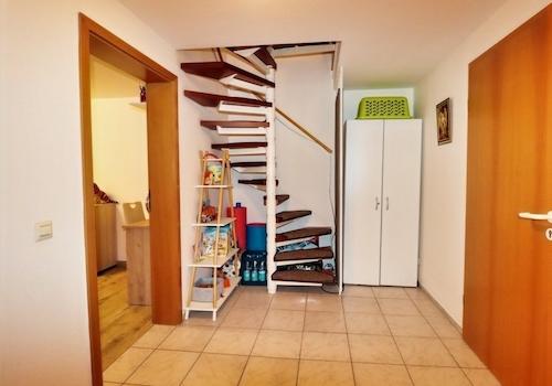 Flur im UG mit Treppe ins EG