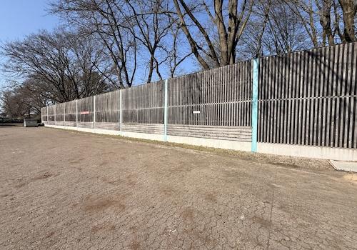 Lärmschutzwand mit Fahrrad-Stellplätze