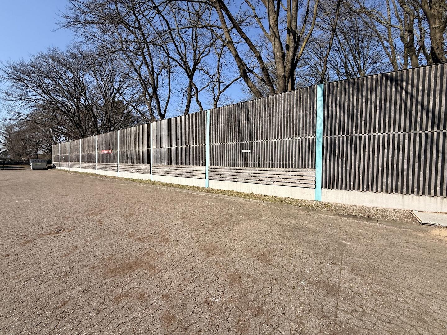 Lärmschutzwand mit Fahrrad-Stellplätze