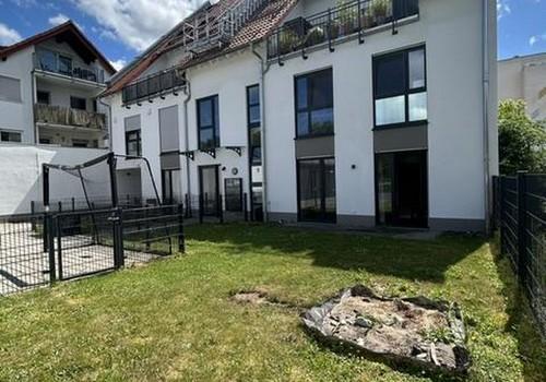Außenansicht mit Gartenanteil
